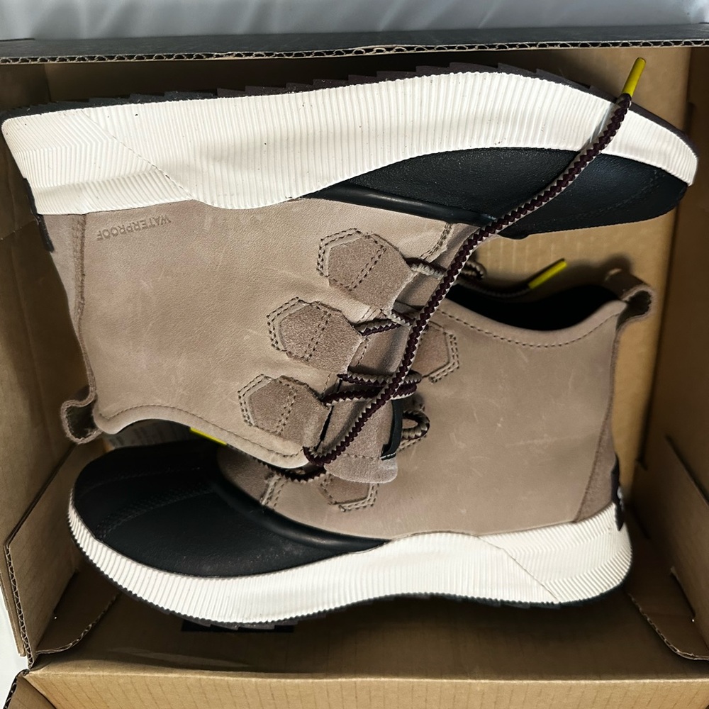 Brand new Sorel Out N About III Classic boots sz 8